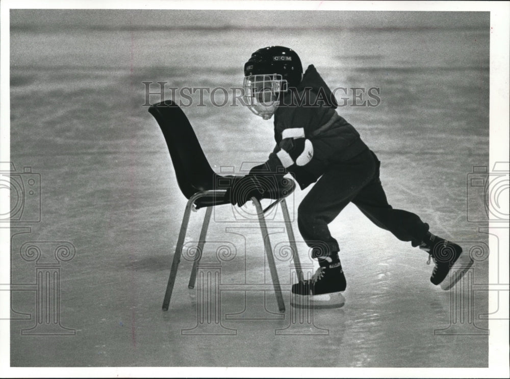 1989 Press Photo Young Jeremy Duernburger learns to skate at Eble Park Ice Arena- Historic Images