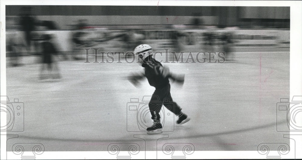 1989 Press Photo Youngsters speed down the ice at the Eble Park Ice Arena- Historic Images