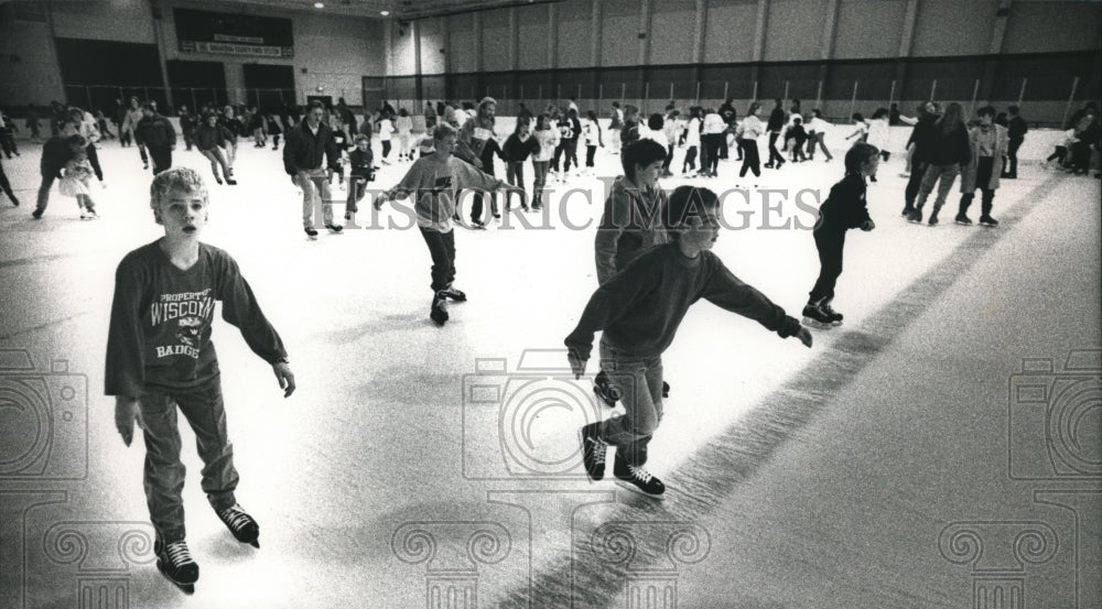 1988 Press Photo A crowd of ice skaters at the new Eble Park Ice Arena- Historic Images