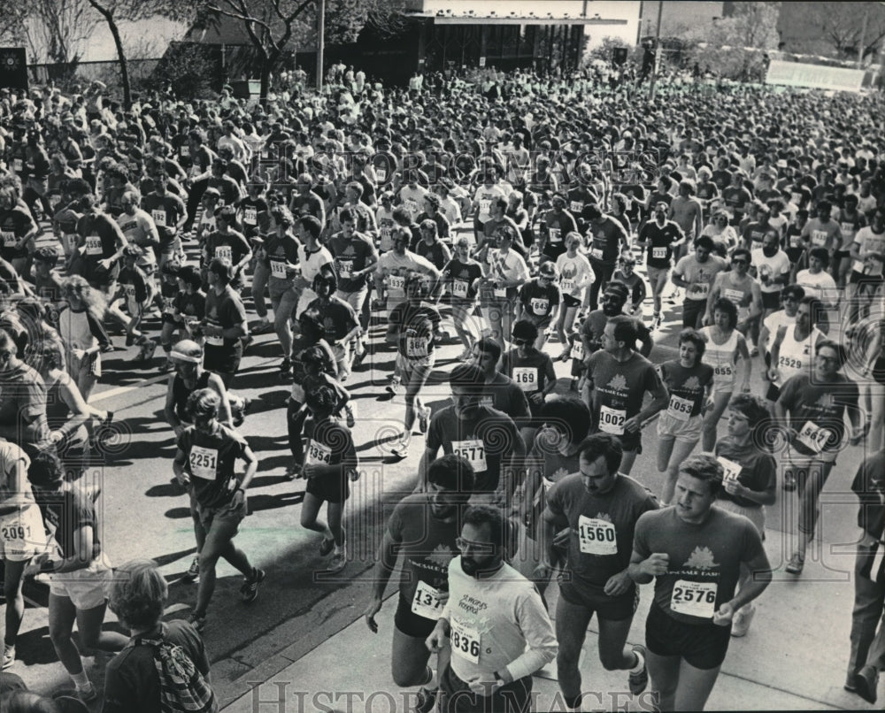 1986 Press Photo A crowd of runners at Milwaukee Public Museum&#39;s Dinosaur Dash- Historic Images