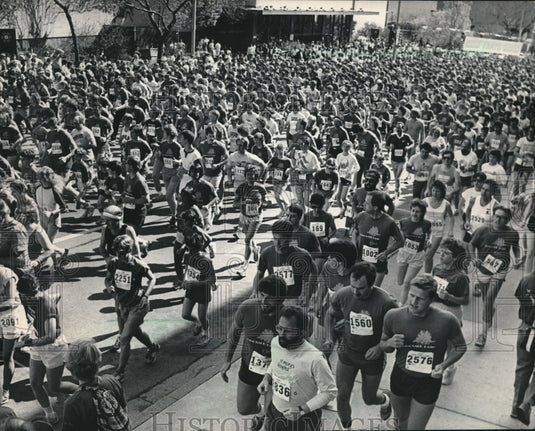 1986 Press Photo A crowd of runners at Milwaukee Public Museum's Dinosaur Dash- Historic Images