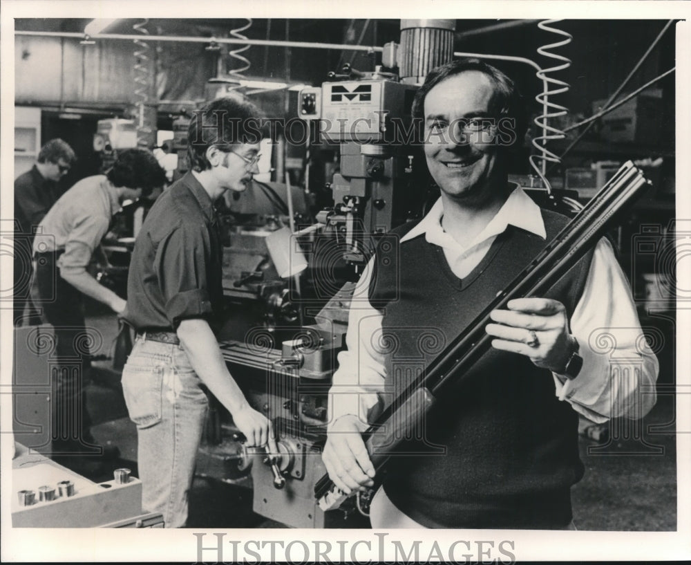 1983 Press Photo Pete Elsen, Oak Park Industrial president, with shotgun barrels- Historic Images
