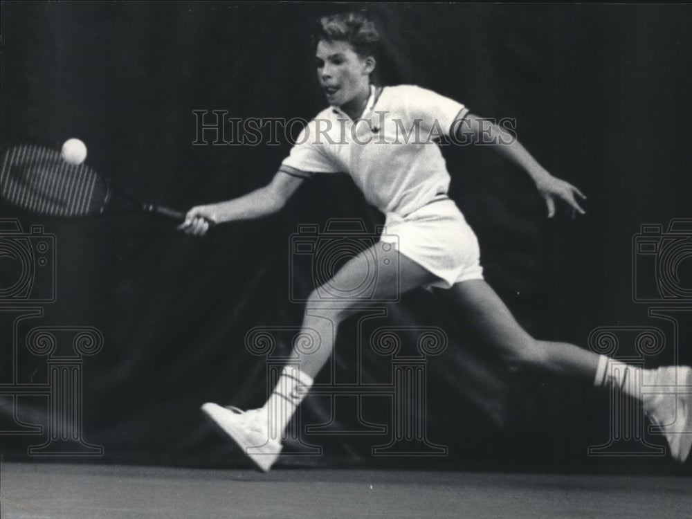 1985 Press Photo Marc Eisen returns a shot during State Closed tennis tournament- Historic Images