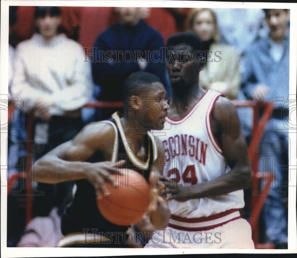 1993 Press Photo Michael Finley trying to guard Purdue&#39;s Glenn Robinson.- Historic Images