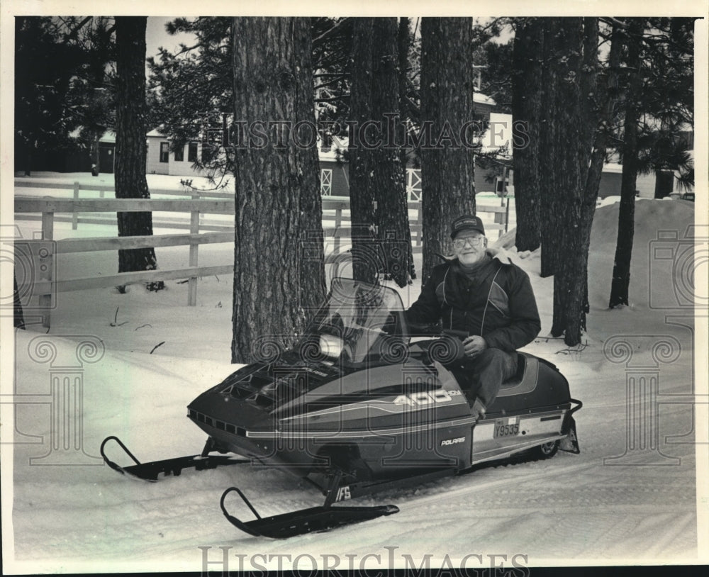 1985 Press Photo Coley Findlay reaches 100,000 miles on his snowmobile in Hurley- Historic Images