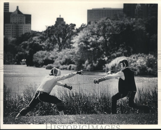 1985 Press Photo Milwaukee Fencing clubs members practice on lakefront- Historic Images