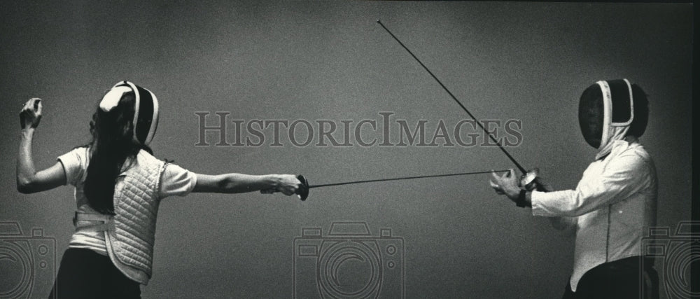 1987 Press Photo Lavonne Hutchinson and Ed Haegele during a fencing class- Historic Images