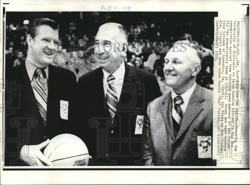 1972 Press Photo Harold &quot;Bud&quot; Foster with UW basketball players of 1946-47- Historic Images