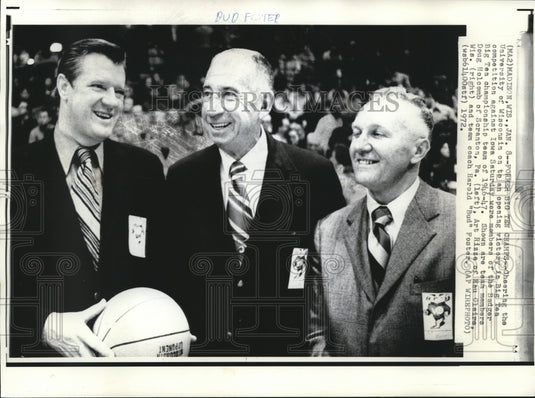 1972 Press Photo Harold "Bud" Foster with UW basketball players of 1946-47- Historic Images