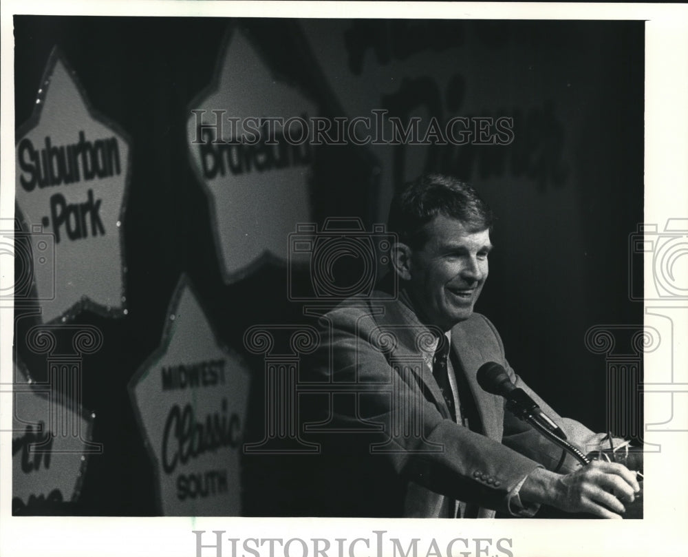 1988 Press Photo Northwestern basketball coach Bill Foster at prep banquet- Historic Images