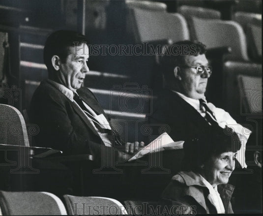 1981 Press Photo Emile Francis, St. Louis Blues hockey's president, watches game- Historic Images