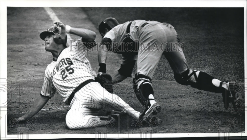 1989 Press Photo Baseball Players Dave Engle Of Milwaukee, Boston&#39;s Carlton Fisk- Historic Images