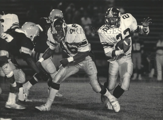 1985 Press Photo Racine Raiders football players in action versus the Gladiators- Historic Images