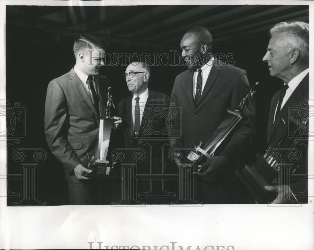 1966 Press Photo Basketball stars Tom Flynn &amp; Larry Reed honored by Eagles Club- Historic Images