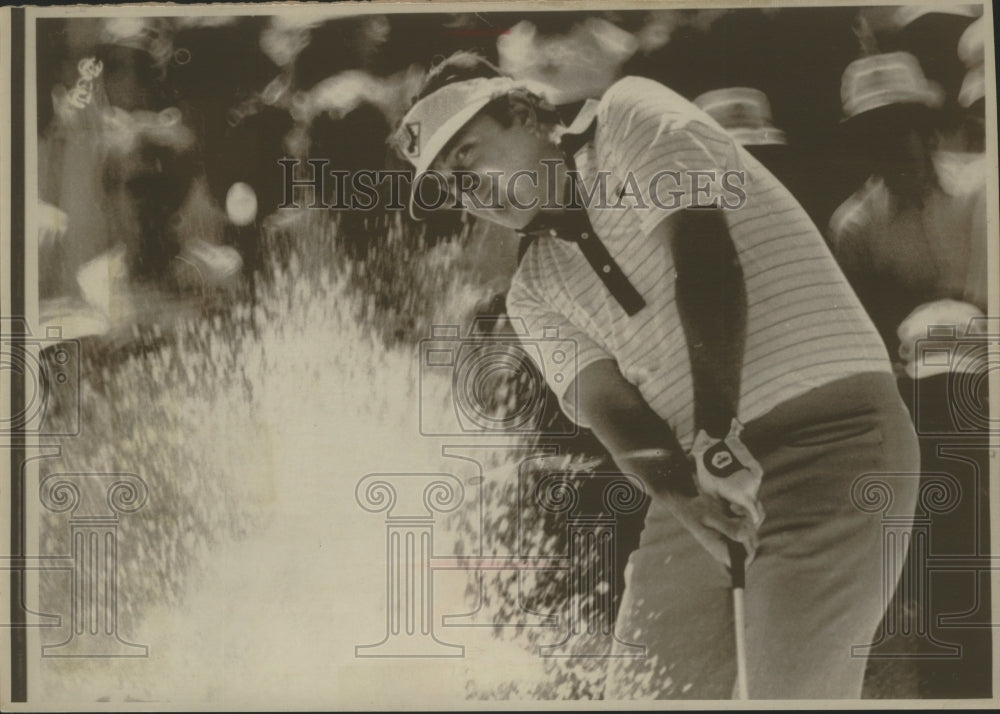 1976 Press Photo Golfer Ray Floyd blasts out of a trap during Masters Tournament- Historic Images