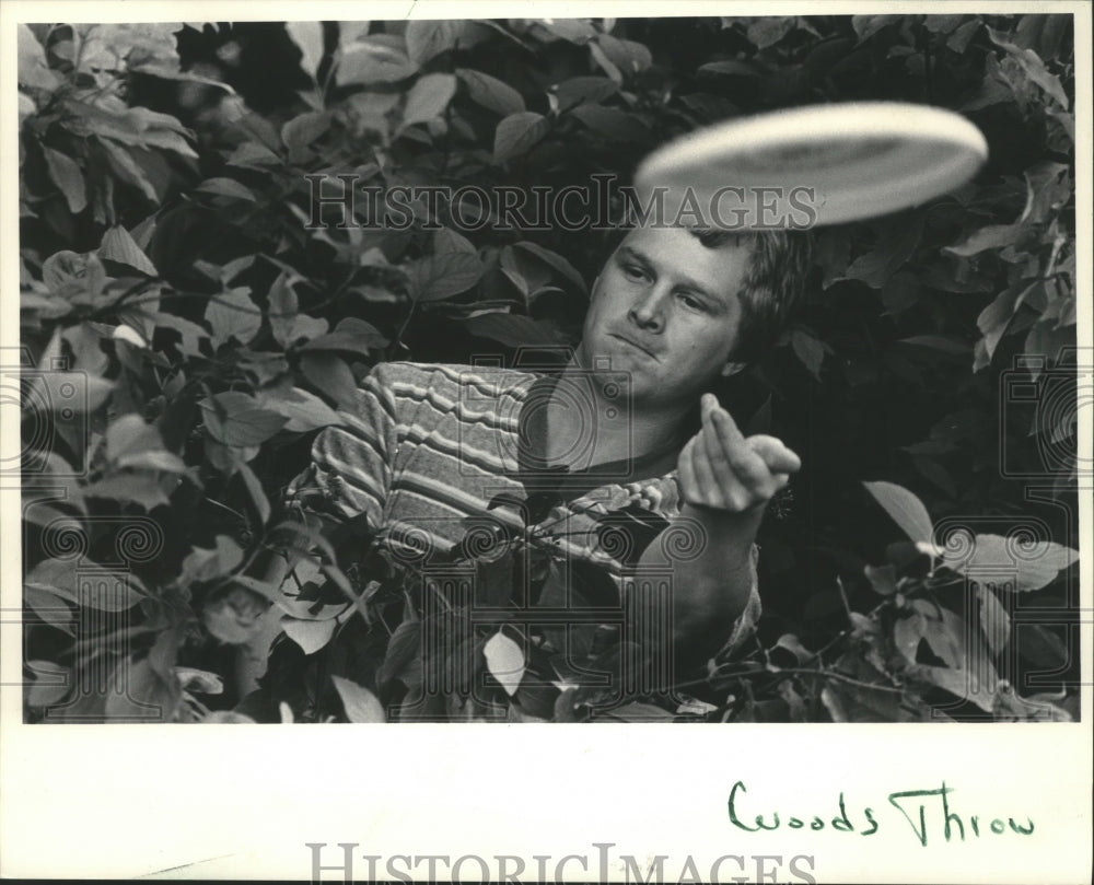 1984 Press Photo Mark Bruenig throws a Frisbee at the Brown Deer course- Historic Images