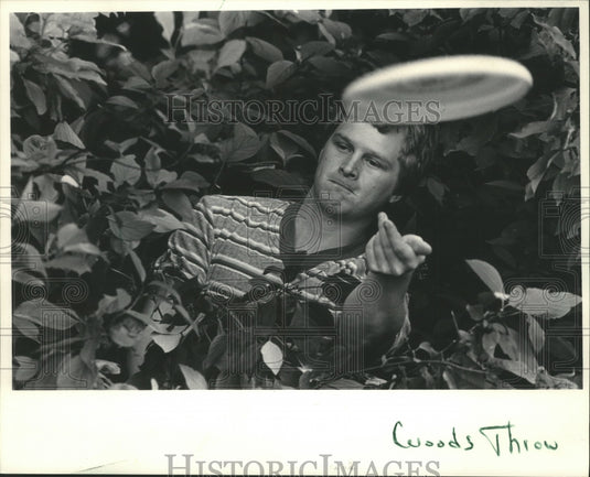 1984 Press Photo Mark Bruenig throws a Frisbee at the Brown Deer course- Historic Images
