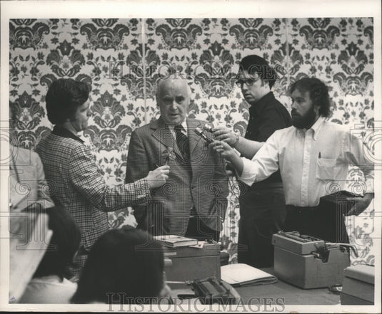 1975 Press Photo Charles Finley with press after losing election to Bowie Kuhn.- Historic Images