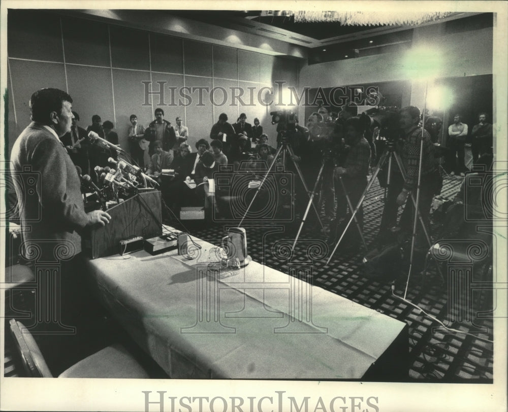 1985 Press Photo Bucks Basketball President James F. Fitzgerald Speaks To Press- Historic Images