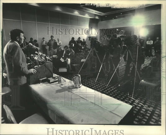 1985 Press Photo Bucks Basketball President James F. Fitzgerald Speaks To Press- Historic Images