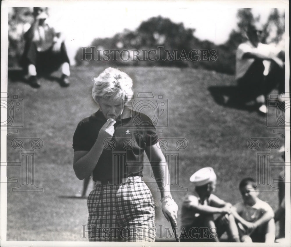 1963 Press Photo Wisconsin Amateur Champion Carol Sorenson Moistens Golf Ball- Historic Images