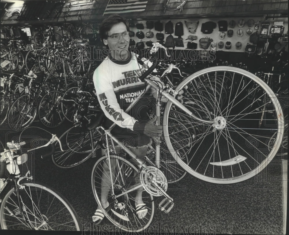 1983 Press Photo Milwaukee cyclist Brent Emery relaxes at his family&#39;s bike shop- Historic Images