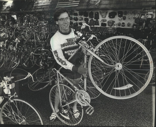 1983 Press Photo Milwaukee cyclist Brent Emery relaxes at his family's bike shop- Historic Images