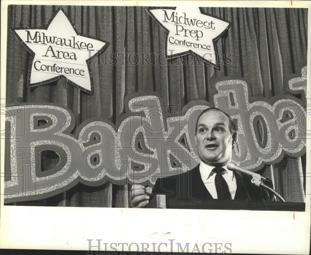 1981 Press Photo Coach Jim Dutcher at Basketball Awards dinner - mjt06874- Historic Images