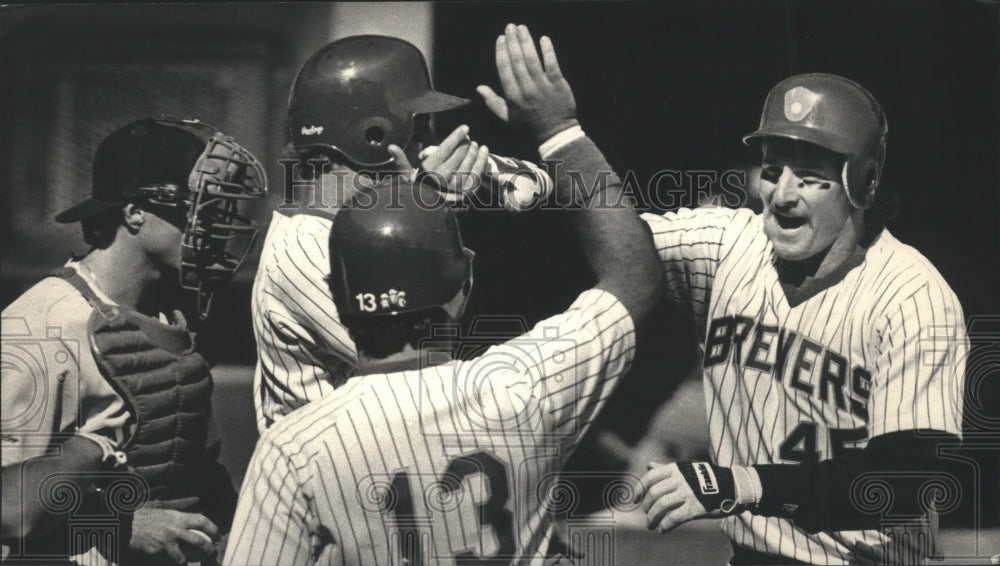 1987 Press Photo Brewers' Rob Deer congratulated after his three-run homer- Historic Images