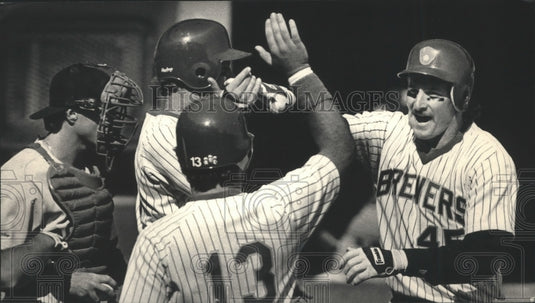 1987 Press Photo Brewers' Rob Deer congratulated after his three-run homer- Historic Images