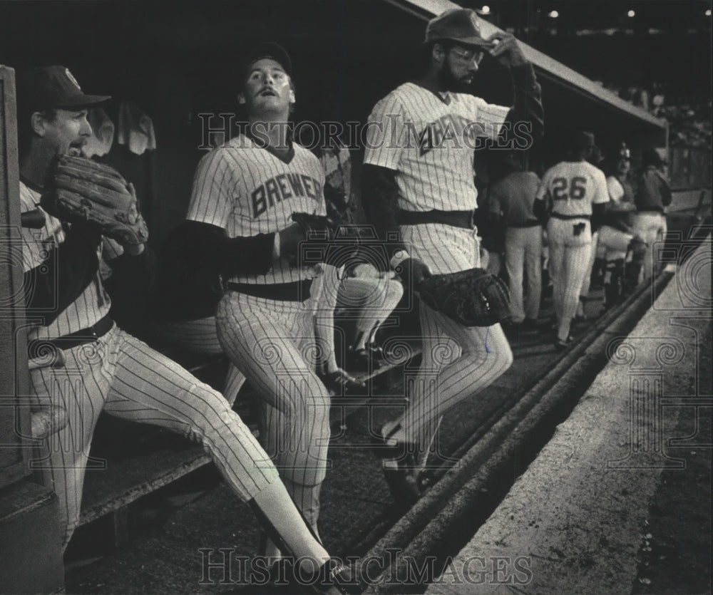 1986 Press Photo Milwaukee Brewers Baseball&#39;s Rob Deer waits in dugout- Historic Images