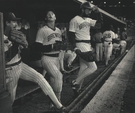 1986 Press Photo Milwaukee Brewers Baseball's Rob Deer waits in dugout- Historic Images