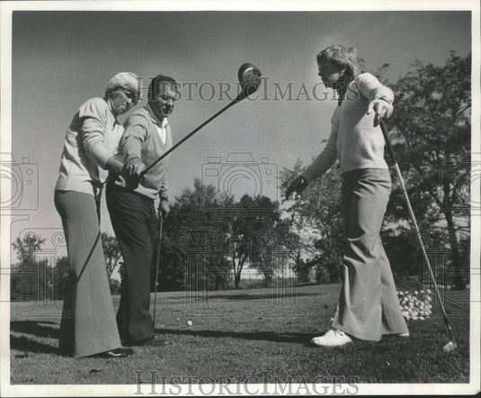 1977 Press Photo Manuel de la Torre helps Pam Higgins , with Betty Burfeindt.- Historic Images