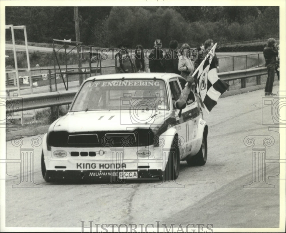 1981 Press Photo Sports Car Racer Jim Dentici Waves Checkered Flag From His Car- Historic Images