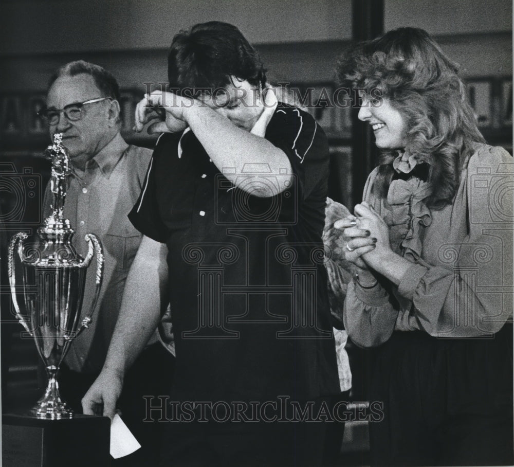 1983 Press Photo Miller Bowling Tournament Winner Mark Fahy, Grandfather, Fiance- Historic Images