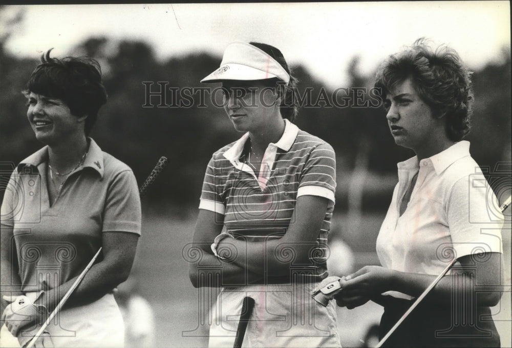 1981 Press Photo Wisconsin Ladies Amateur Golfer Katie Falk With Two Competitors- Historic Images