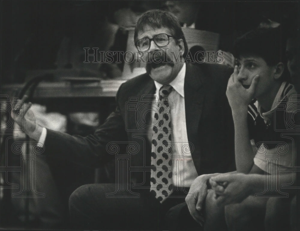 1989 Press Photo Waukesha Catholic Memorial coach Pat Farrell yells in game.- Historic Images