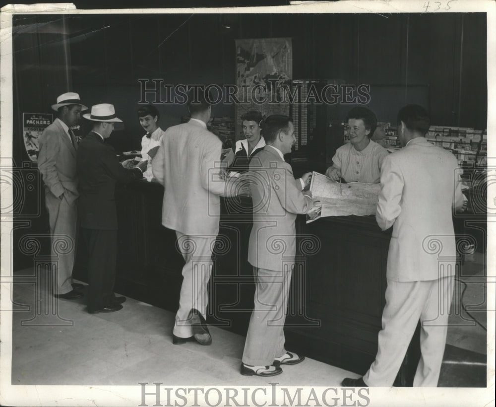 1952 Press Photo Packer Football Poster In Lobby Where Maps Are Being Discussed- Historic Images