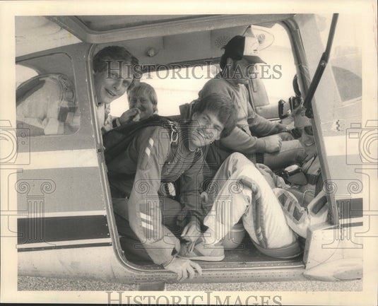 1985 Press Photo Relatively North sky diving group members cramped in jump plane- Historic Images
