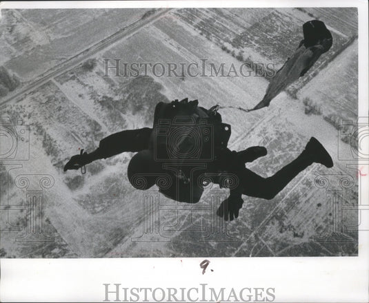 1970 Press Photo Skydiving's Jack Wallace pulls his rip cord, releases his chute- Historic Images