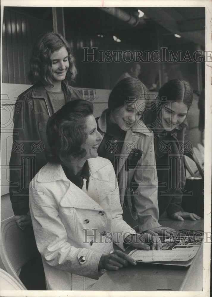 1971 Press Photo Packers&#39; coach Dan Devine&#39;s wife and daughters before game.- Historic Images