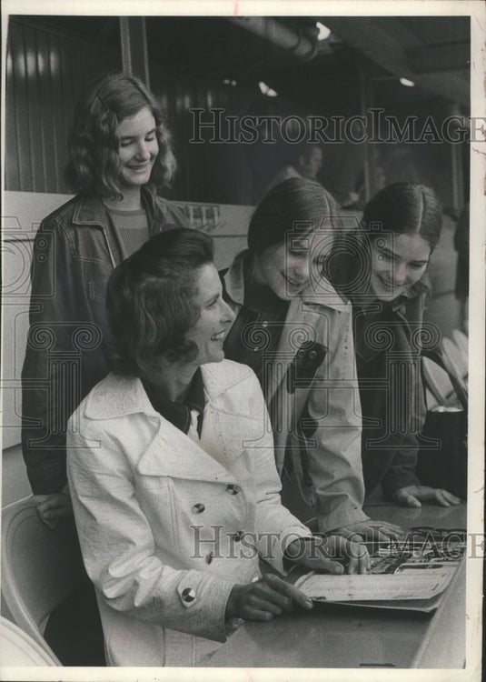 1971 Press Photo Packers' coach Dan Devine's wife and daughters before game.- Historic Images