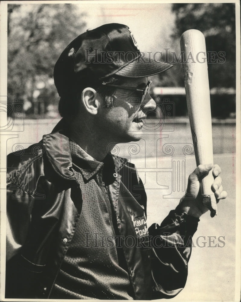 1971 Press Photo Green Bay Packers Football Coach Dan Devine Carrying Broken Bat- Historic Images