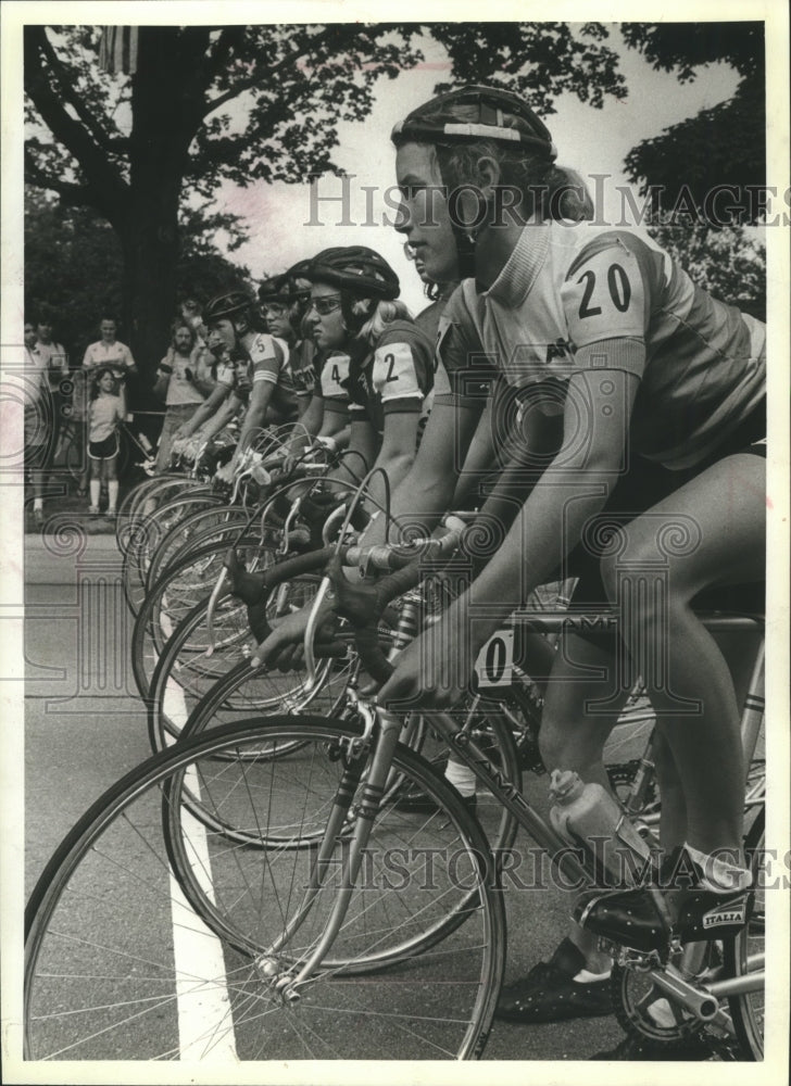 1979 Press Photo Sarah Docter lined up at starting line of bike race.- Historic Images