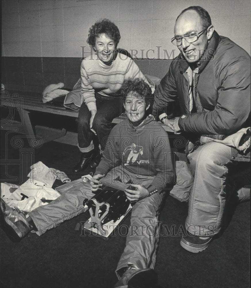 1984 Press Photo Mary Docter (at left) sharpens skates while parents relax.- Historic Images