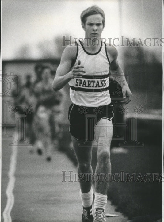 1977 Press Photo Spartans' Track And Field Runner Bill Pralle Has Big Lead- Historic Images