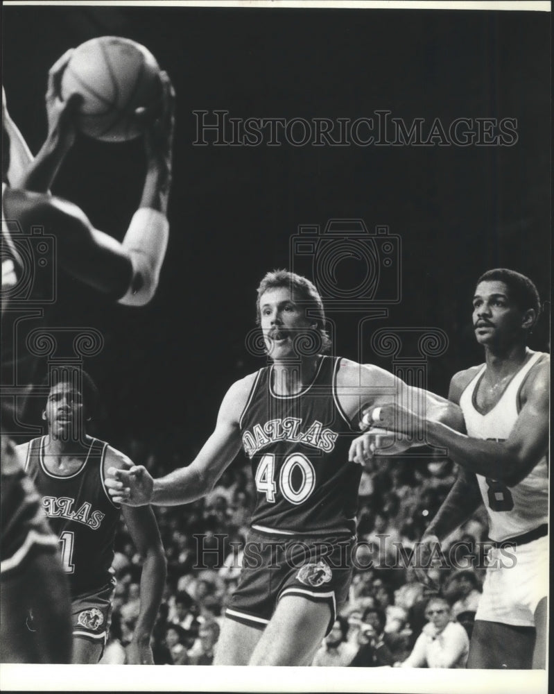 1982 Press Photo Hometown boy, Kurt Nimphius with the Dallas Mavericks guarding.- Historic Images