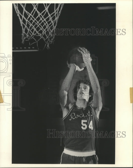 1986 Press Photo Kurt Nimphius, South Milwaukee High School shooting free throw.- Historic Images