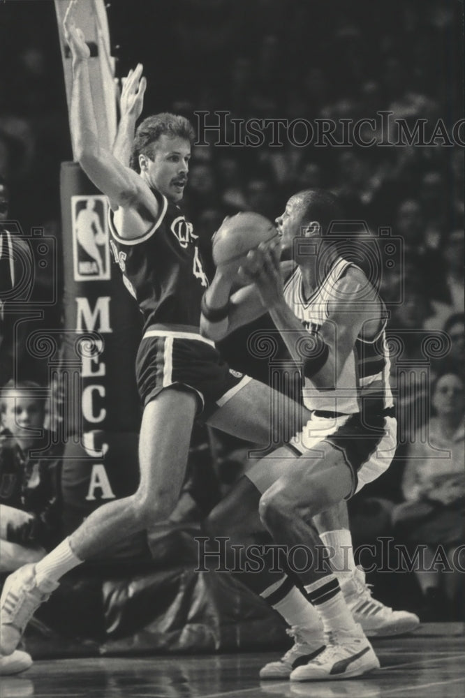 1986 Press Photo Los Angeles Clippers Kurt Nimphius defending Terry Cummings.- Historic Images