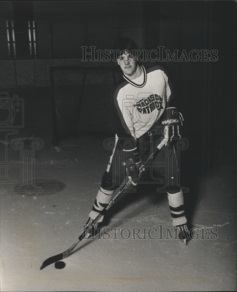 1989 Press Photo Madison Patriot Jason DuBois on ice ready to shoot the puck.- Historic Images